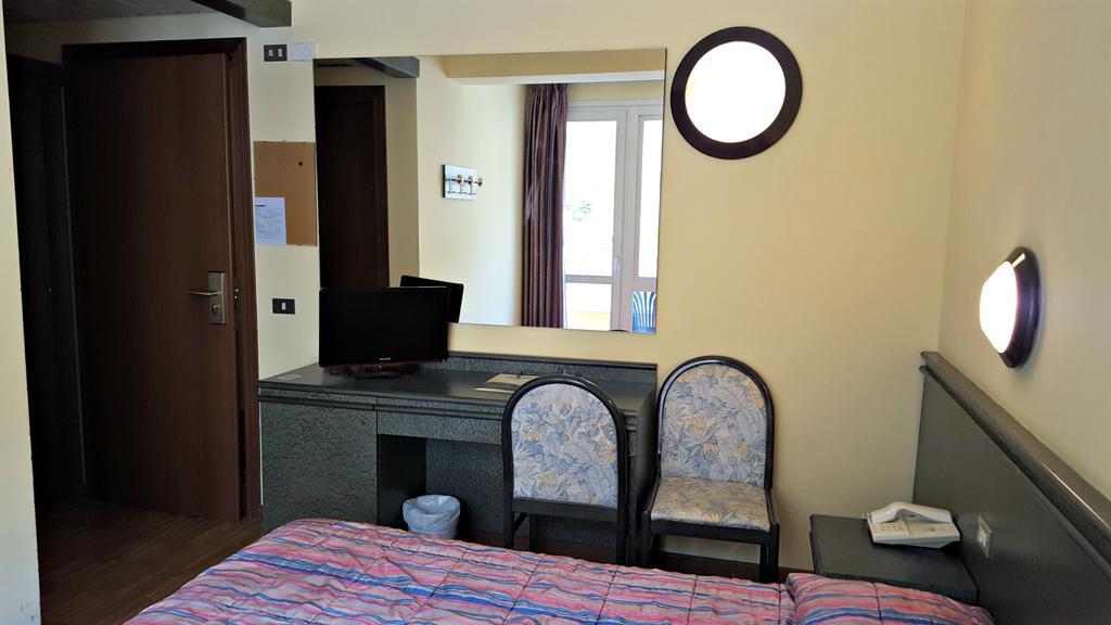 Hotel Internazionale Torri Del Benaco Extérieur photo